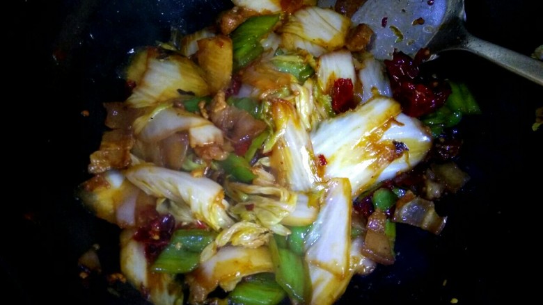 干锅辣白菜,大火翻炒均匀,白菜变软即可关火出锅