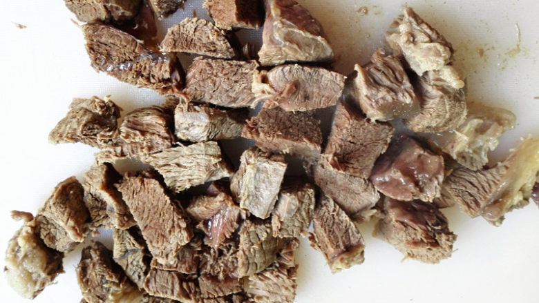 咖喱牛肉土豆,牛肉煮熟了,拿出来切成比土豆略大的块,