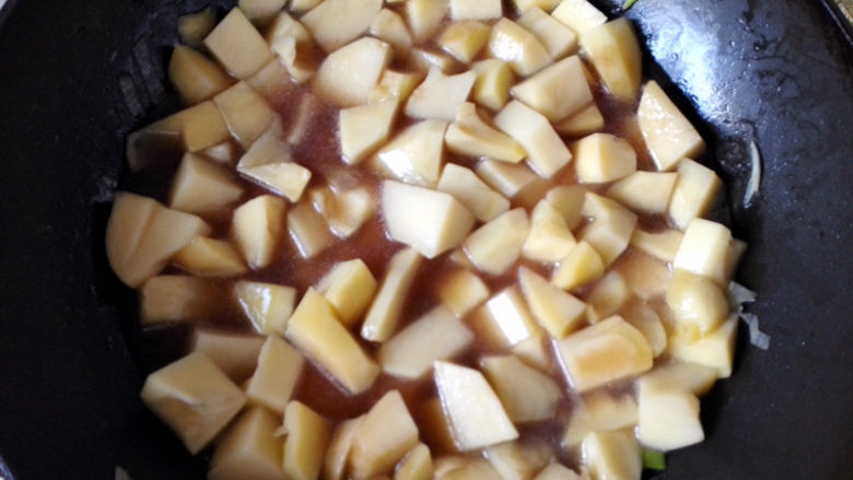 咖喱牛肉土豆,加入适量<a style='color:red;display:inline-block;' href='/shicai/ 692'>酱油</a>和老汤(就是前面高压锅煮牛肉的汤),
