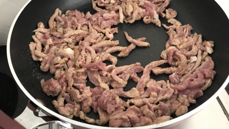家常小卷饼,热锅凉油,把腌好的肉片下锅炒至断生后盛出备用