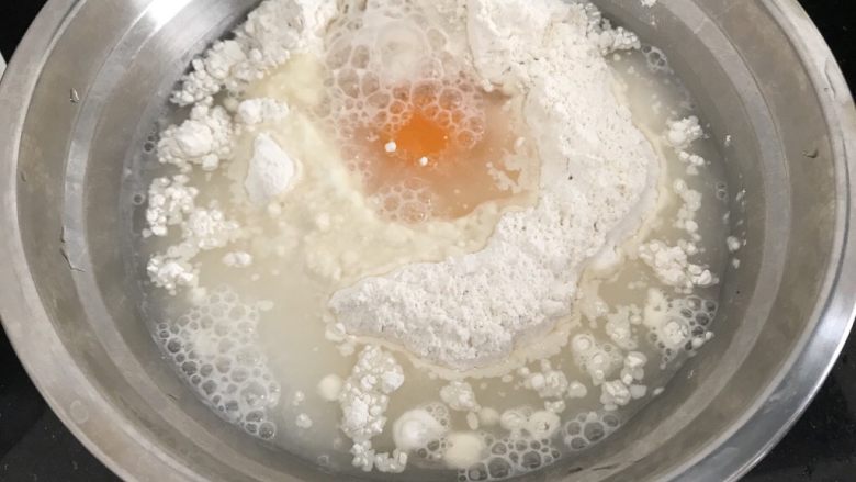 家常小卷饼,接下来做饼皮了
面粉倒大碗中,加入一个鸡蛋(可以自选要不要)加入适量清水,不确定水量的慢慢加哈
