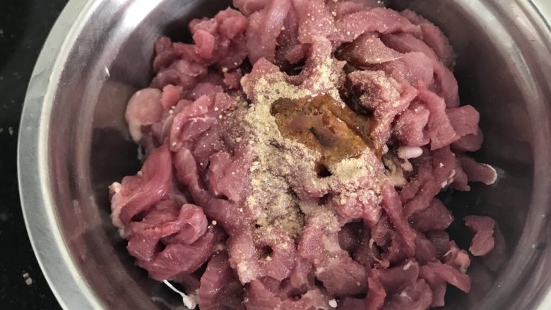 家常小卷饼,加入适量料酒,盐,糖,胡椒粉,香油拌匀腌制片刻