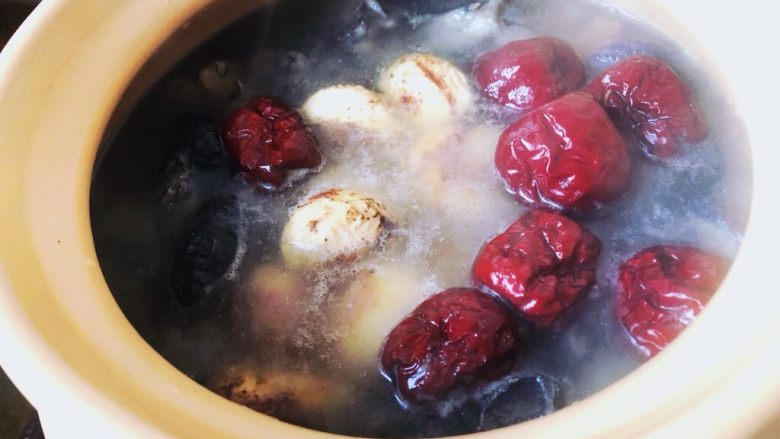 虫草花炖乌鸡汤,半小时后,加入板栗。
继续炖煮1个半小时。