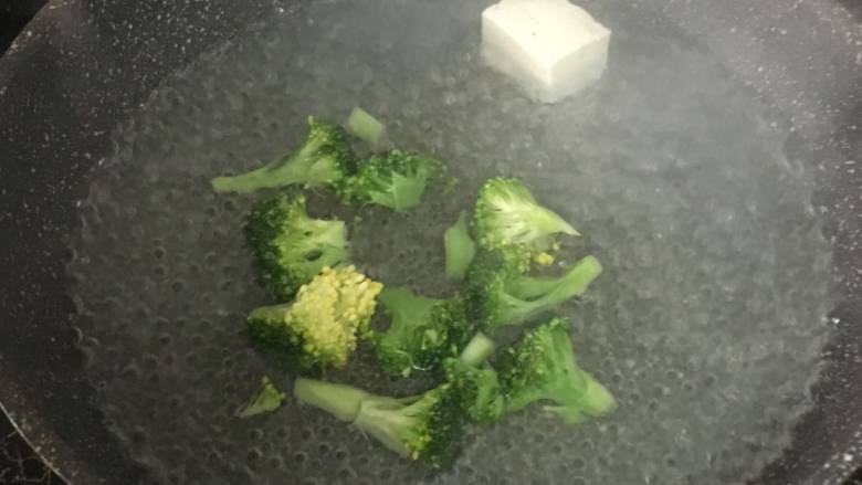 鳕鱼蔬菜米饼,将西兰花块放入烧开的沸水中,焯30秒左右,不要超过一分钟