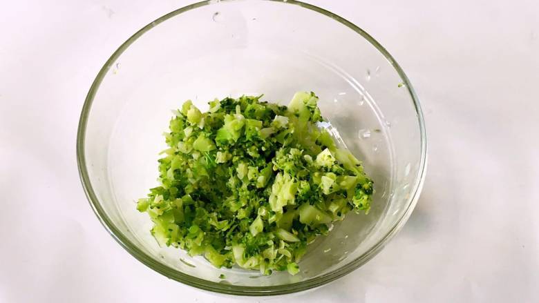 鳕鱼蔬菜米饼,西兰花切碎。