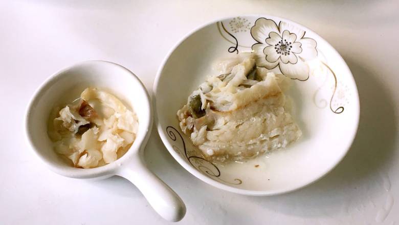 鳕鱼蔬菜米饼,将鳕鱼肉剔出来,要仔细检查是否有鱼刺。