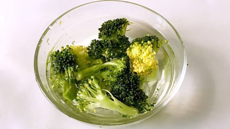 鳕鱼蔬菜米饼,西兰花用清水冲洗两遍,放在淡盐水中浸泡5分钟,再用清水冲洗一遍,可祛除农药;