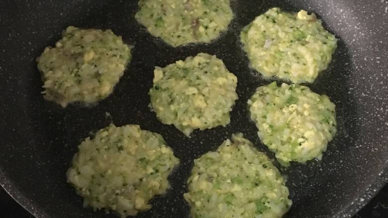 鳕鱼蔬菜米饼,热锅刷油,开小火,用勺子舀一勺米饭糊放到锅里,然后用勺子轻轻压平。定型后,翻面,煎至金黄色就可以了。