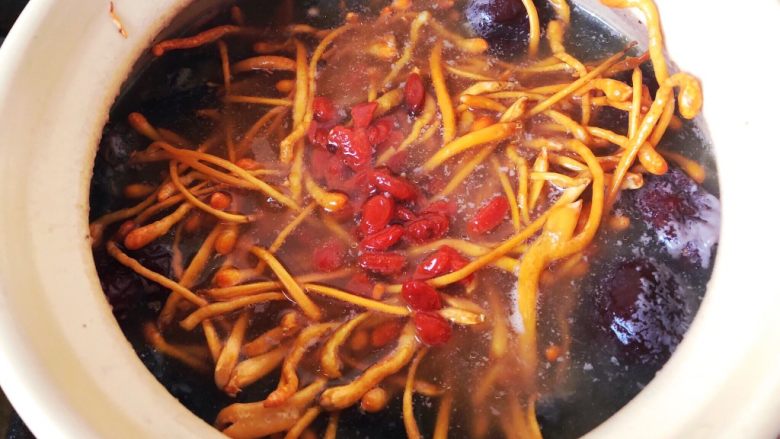 虫草花炖乌鸡汤,加入枸杞,再煲半个小时。
我总共煲了2小时,如果想煲的时间更久一点。切记,在最后半小时,再放虫草花。否则影响其功效。
