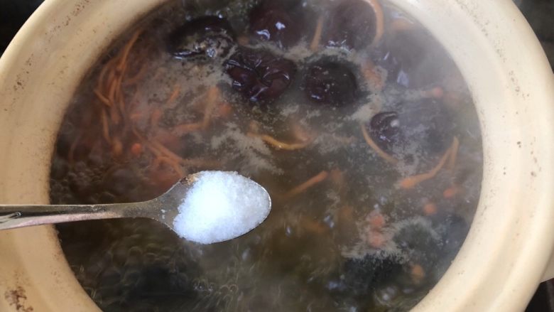 虫草花炖乌鸡汤,临出锅前,根据自己口味,放入适量盐。汤本身已经很鲜美了,不用外加味精鸡精之类的。