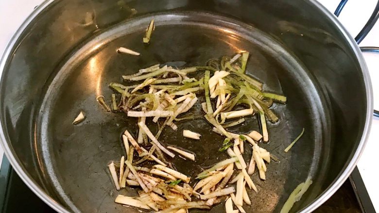 腊肠土豆丝,翻炒1分钟,炒出香味