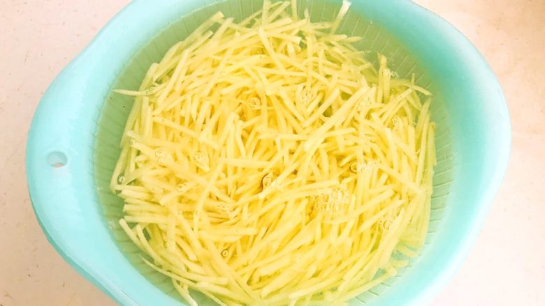 腊肠土豆丝,用凉水清洗土豆丝,清洗2次