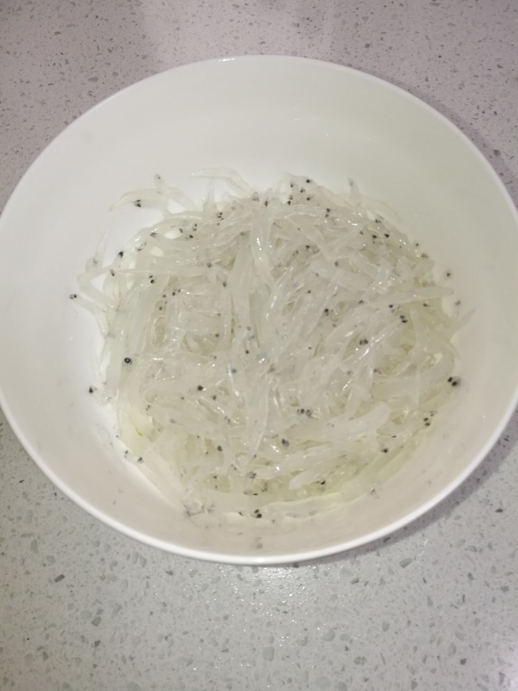 菜谱#虫草花银鱼豆腐羹#(创建于4/12~2017),银鱼洗净,滤干水份,加入<a style='color:red;display:inline-block;' href='/shicai/ 718'>料酒</a>(银鱼一般不腥),少许盐进行腌制20分钟。