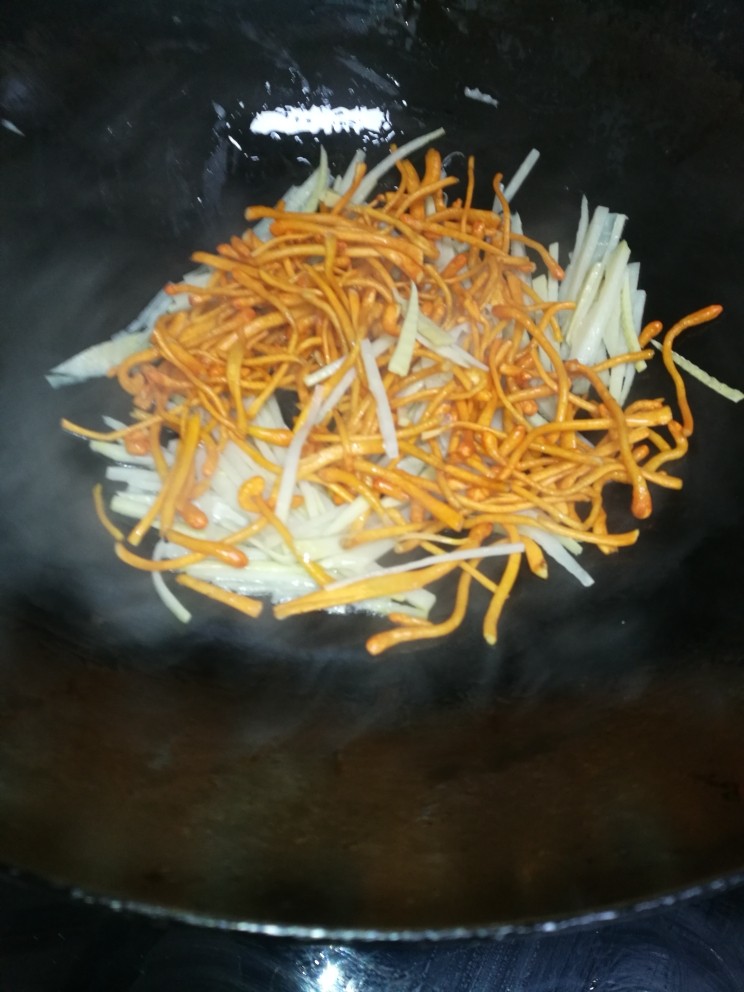 菜谱#虫草花银鱼豆腐羹#(创建于4/12~2017),倒入虫草花,再进行翻炒片刻。