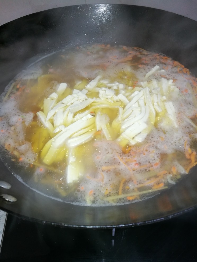菜谱#虫草花银鱼豆腐羹#(创建于4/12~2017),再加切好的豆腐丝,烧煮10分钟。