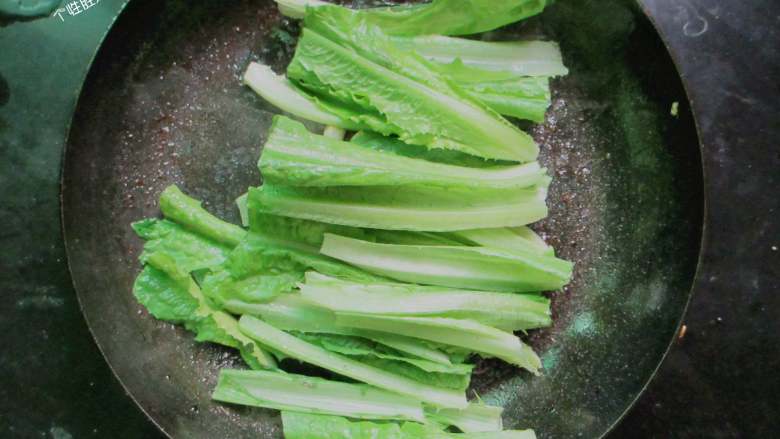 蒜蓉油麦菜,下油麦菜的根部部分，快速翻炒几下