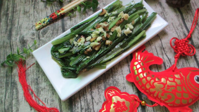 蒜蓉油麦菜,油麦菜还属于绿色蔬菜，膳食纤维含量丰富，经常食用可以促进肠道蠕动，改善肠胃功能，对减肥瘦身很有帮助~