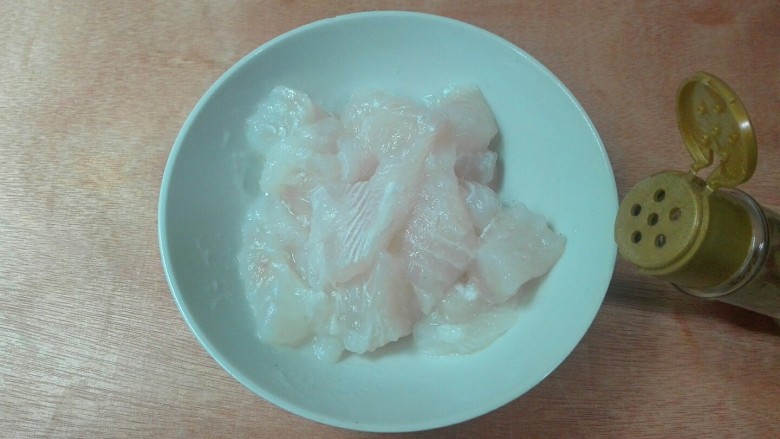 馋了~来碗番茄巴沙鱼汤,巴沙鱼块放碗里,放少许<a style='color:red;display:inline-block;' href='/shicai/ 134333'>黑胡椒</a>粉