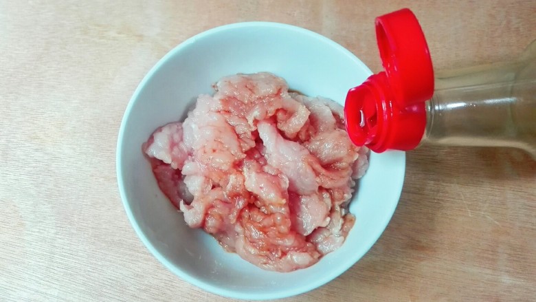 饿了~吃碗香菇肉片大白菜年糕,肉片放在碗面,放适量<a style='color:red;display:inline-block;' href='/shicai/ 788'>生抽</a>