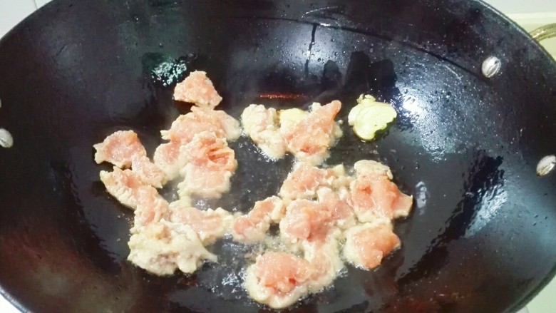 饿了~吃碗香菇肉片大白菜年糕,放肉片下锅划撒