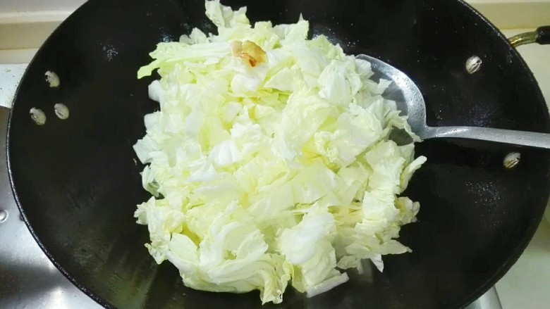 饿了~吃碗香菇肉片大白菜年糕,放大白菜翻炒两下