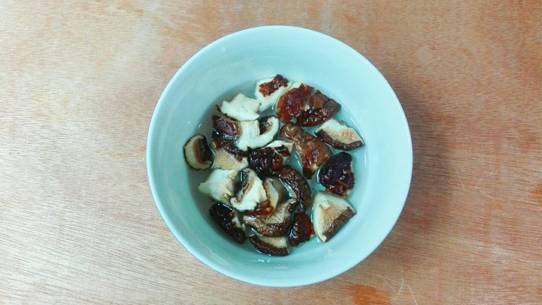 饿了~吃碗香菇肉片大白菜年糕,扳碎,洗净,泡清水里面十分钟