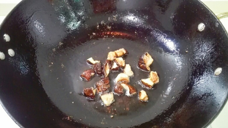 饿了~吃碗香菇肉片大白菜年糕,锅里留余油,捞出香菇下锅煎香