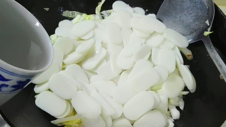 饿了~吃碗香菇肉片大白菜年糕,放开水,泡香菇的水一起放进锅,盖上锅盖大火烧开,继续烧三分钟