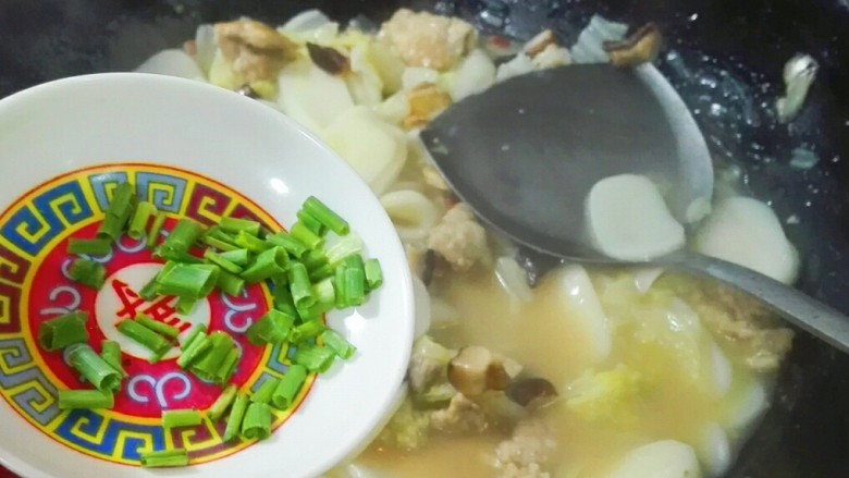 饿了~吃碗香菇肉片大白菜年糕,关火,撒葱花,出锅