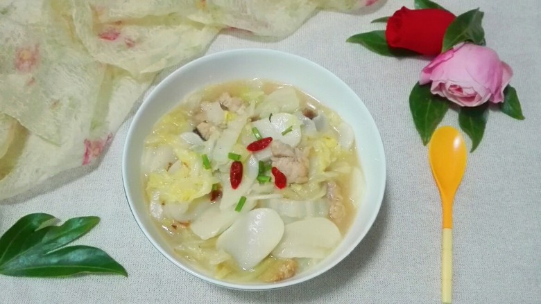 饿了~吃碗香菇肉片大白菜年糕,香!关键是好吃有营养还能当饭吃!吃得饱!😋