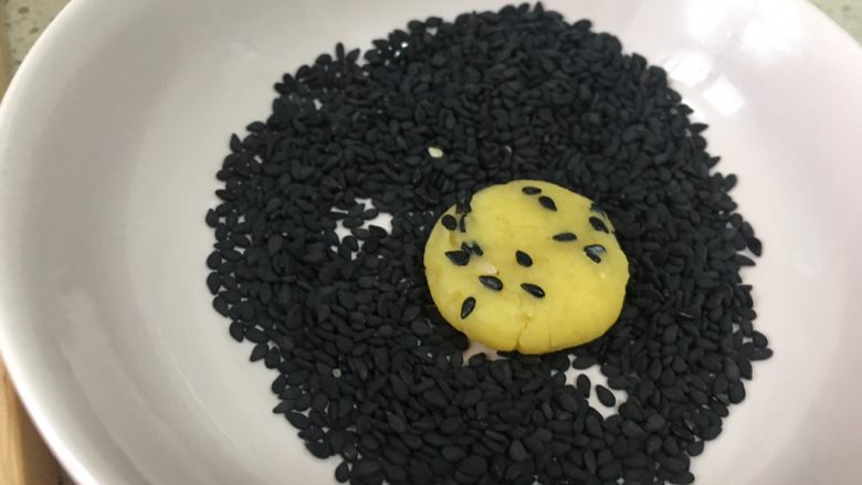 蛋黄芝麻酥小饼,健康补钙小零嘴,放在芝麻里沾上芝麻压扁;