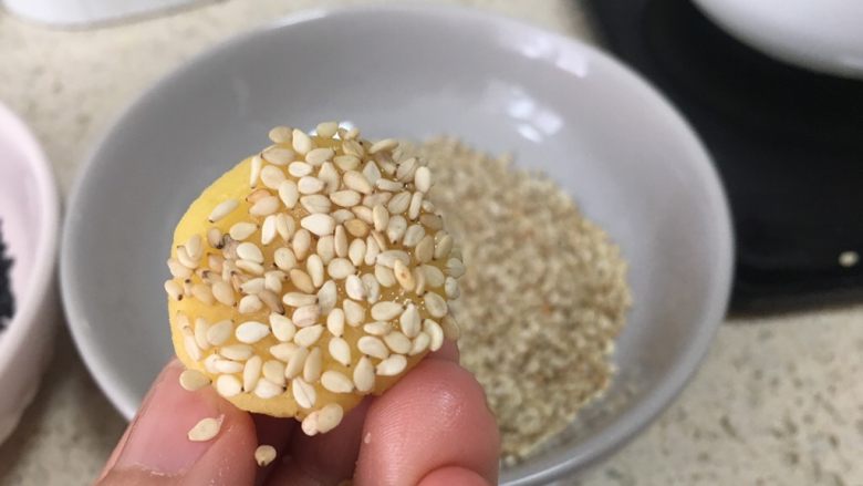 蛋黄芝麻酥小饼,健康补钙小零嘴,或者面团压扁,用刷子蘸点蛋白液,一面沾上芝麻即可;