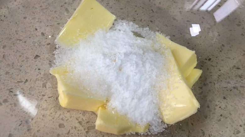 蛋黄芝麻酥小饼,健康补钙小零嘴,黄油充分软化后加入细砂糖,烤箱提前预热170度;