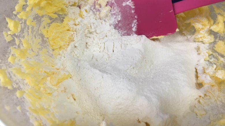 蛋黄芝麻酥小饼,健康补钙小零嘴,筛入面粉,搅拌均匀;