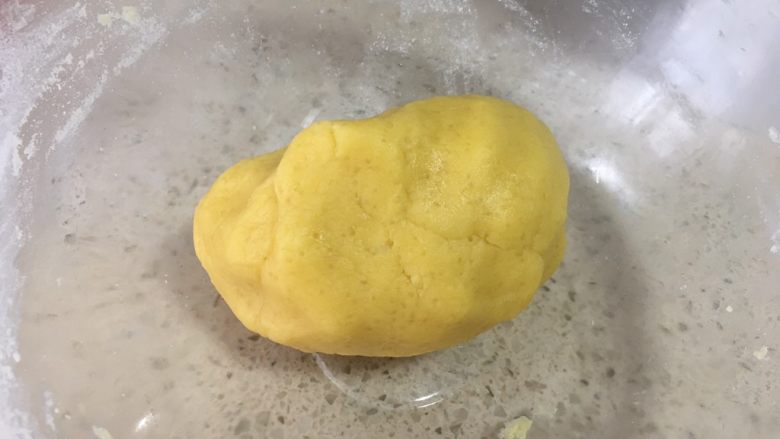 蛋黄芝麻酥小饼,健康补钙小零嘴,可以借助手来整形,变成光滑的面团;