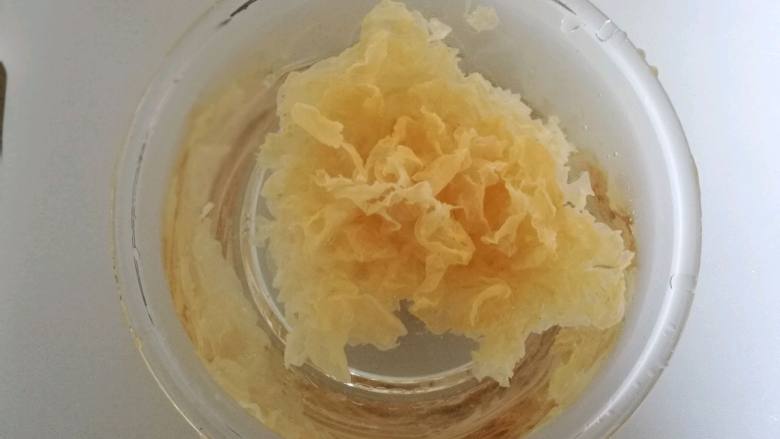 银耳雪梨萝卜甜汤,银耳泡发,常温水就可以,如果着急可以用温水泡