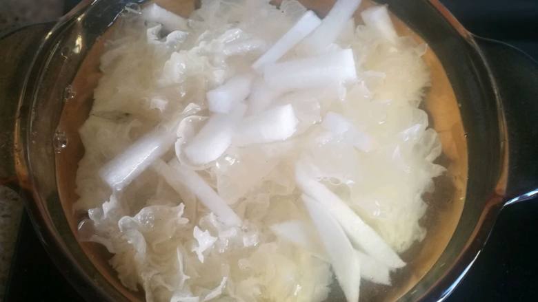 银耳雪梨萝卜甜汤,锅内放入水,萝卜雪梨银耳,大火煮开转小火煮,