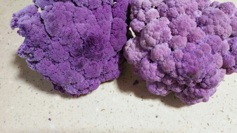 紫色菜花炒番茄,紫色的菜花,好漂亮是不是