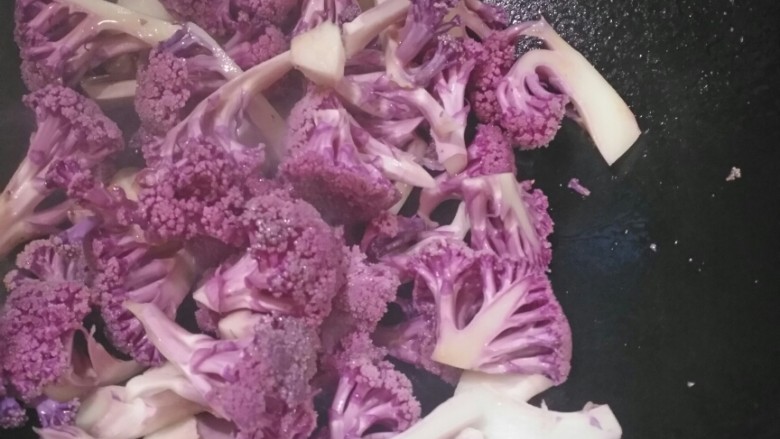 紫色菜花炒番茄,下去菜花,稍微软加入西红柿