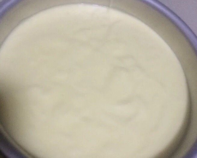 蒸蛋糕六寸,震好后的蛋糕糊,然后盖上保鲜膜