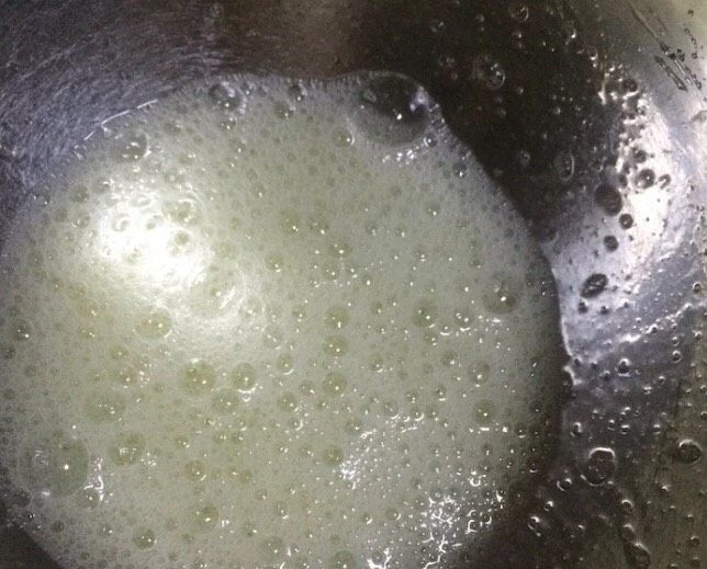 蒸蛋糕六寸,开始打蛋白,高速打到蛋白散开之后加10克白砂糖,大概就是打到上图的状态就可以了