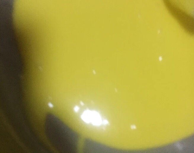 蒸蛋糕六寸,拌好的面粉从高处筛到蛋黄混合液中,一定要高一点,离盆地最少15厘米,筛完之后用刮刀一字形拌匀,速度不要太慢了,这是办好后的样子