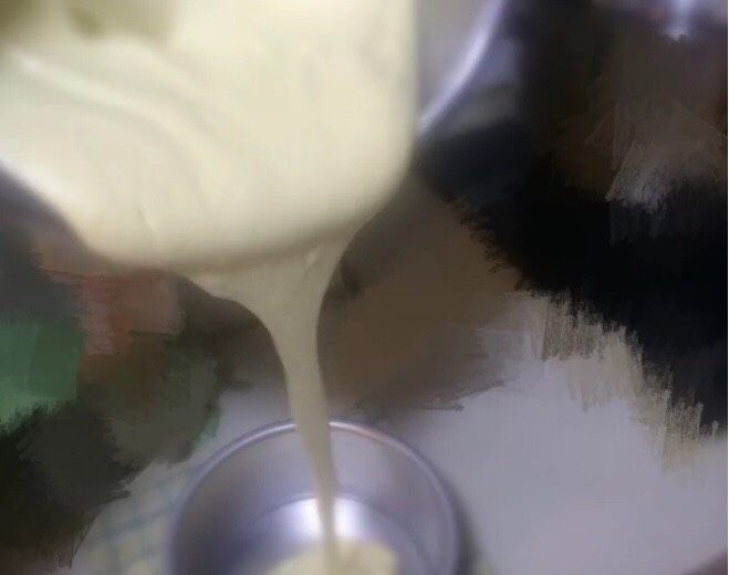 蒸蛋糕六寸,然后,把面糊从高处倒入六寸阳极戚风模具中,同样是从高处倒入