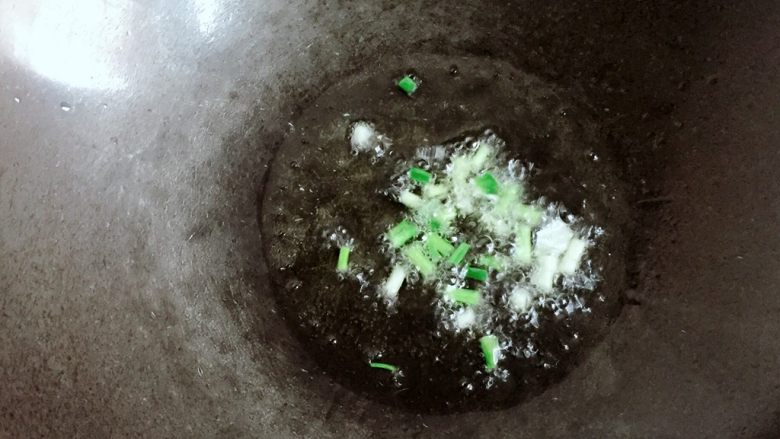 圆土豆+茄汁土豆条,炒锅烧热倒入适量油,放入葱白爆香。