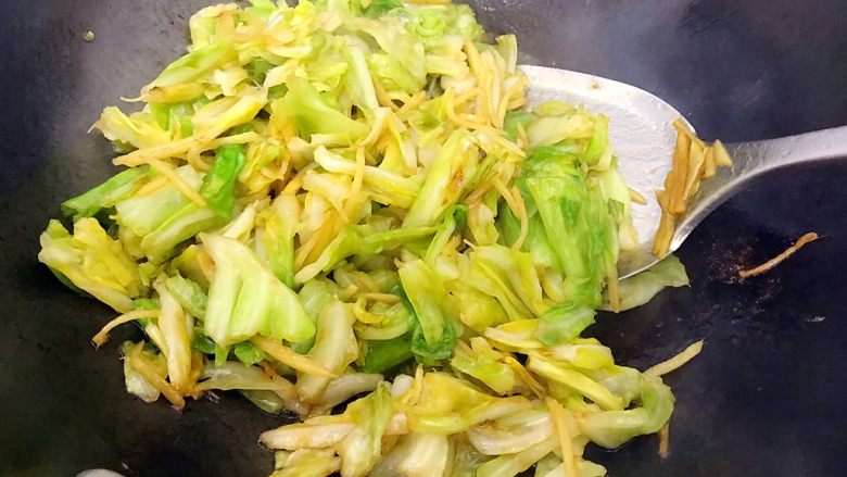 贫价富贵菜~蚝油姜丝牛心菜,翻炒均匀,即可