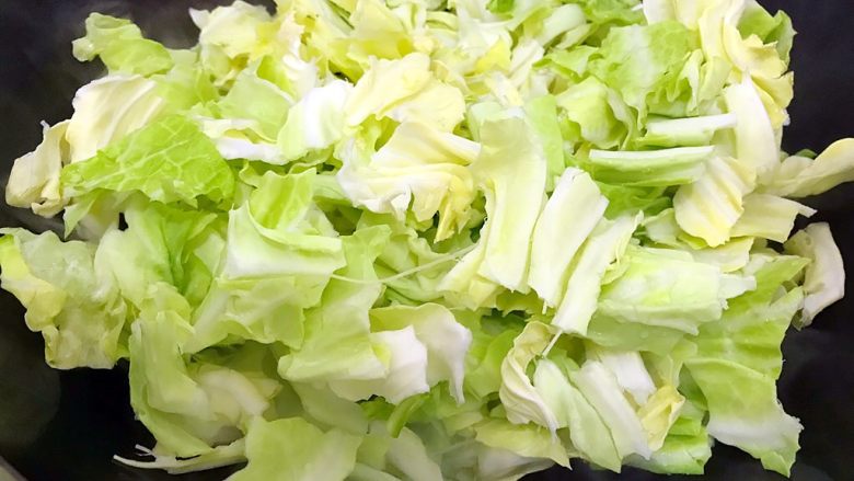 贫价富贵菜~蚝油姜丝牛心菜,油七分热的时候下牛心菜