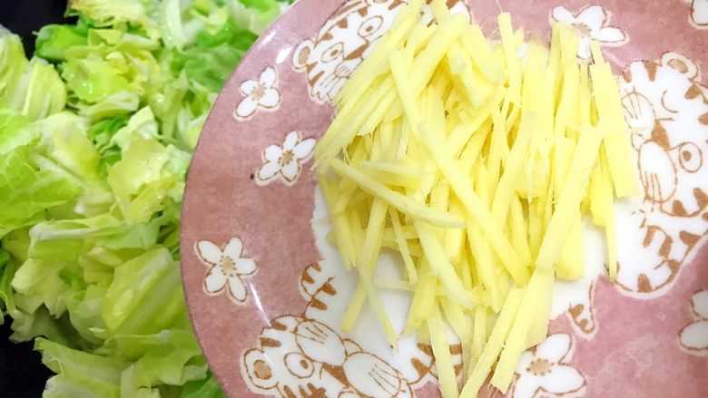贫价富贵菜~蚝油姜丝牛心菜,加入姜丝,大火翻炒至牛心菜变软并且有汤汁出来