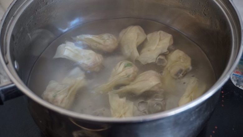 磷虾猪肉云吞,锅里的水煮沸后,放入云吞,水再次煮沸加一小碗凉水,盖上锅盖煮,如此重复2次,直到云吞肚子鼓胀,皮透明即可捞起来
