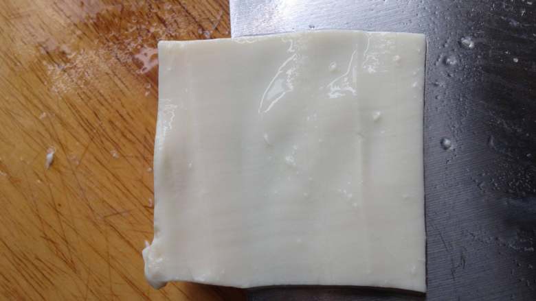 豆腐饺子,先把上面一层去掉,再用刀横着切出薄片(刀一定要锋利,动作要慢)