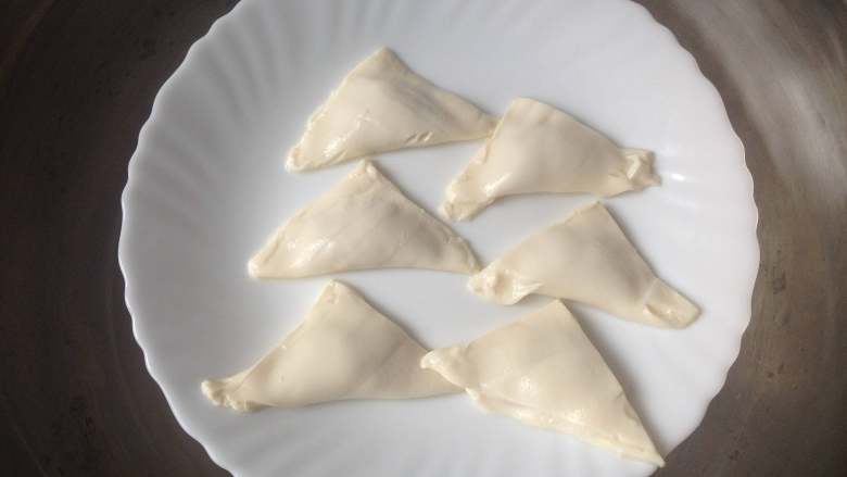 豆腐饺子,把做好的饺子依次放入盘中,再在饺子上面均匀撒少许盐,然后放入锅中蒸3到5分钟